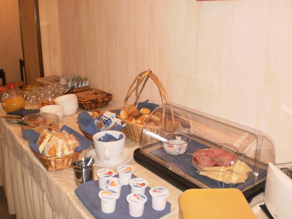 إيزِيو Hotel Milano المظهر الخارجي الصورة