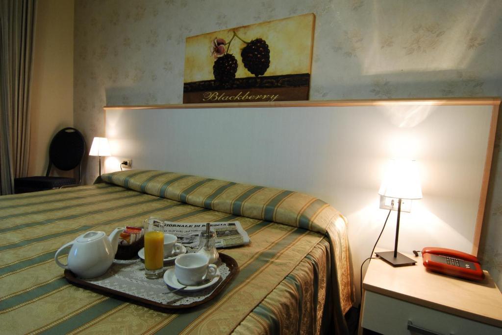 إيزِيو Hotel Milano الغرفة الصورة